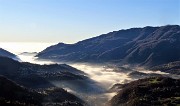 09 Salendo in auto a Fuipiano vista sulla Valle Imagna col fondovalle nella nebbia mattutina